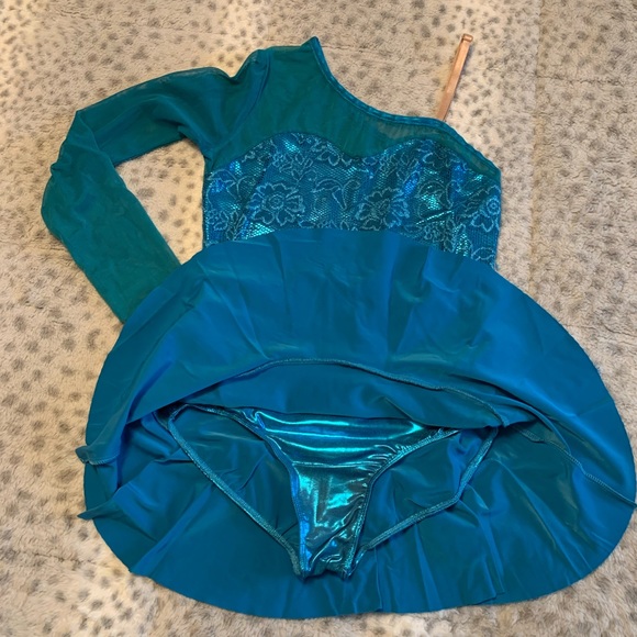 Mesh sleeve flower lace like shiny dance costume. - Picture 2 of 8